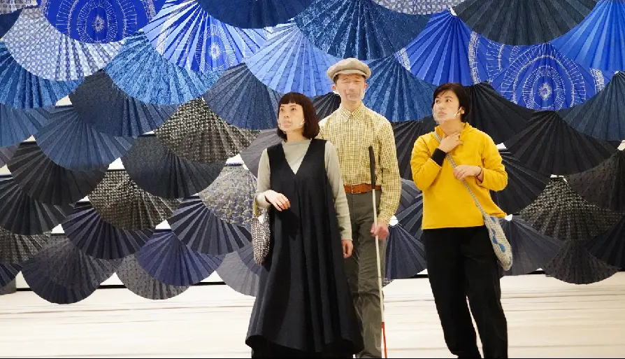 눈이 보이지 않는 시라토리 씨, 예술을 보러 가다(배리어프리)