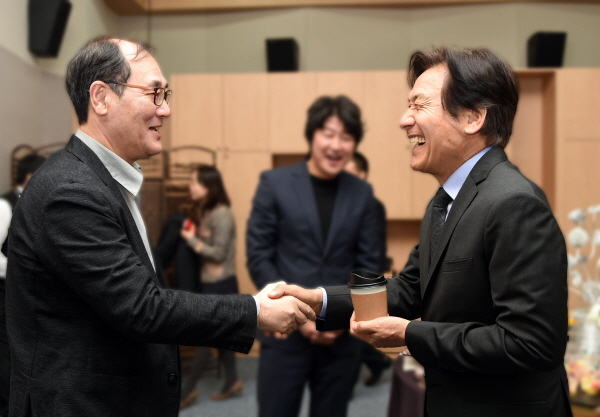 (왼쪽부터) 배창호 감독, 故 안성기 배우