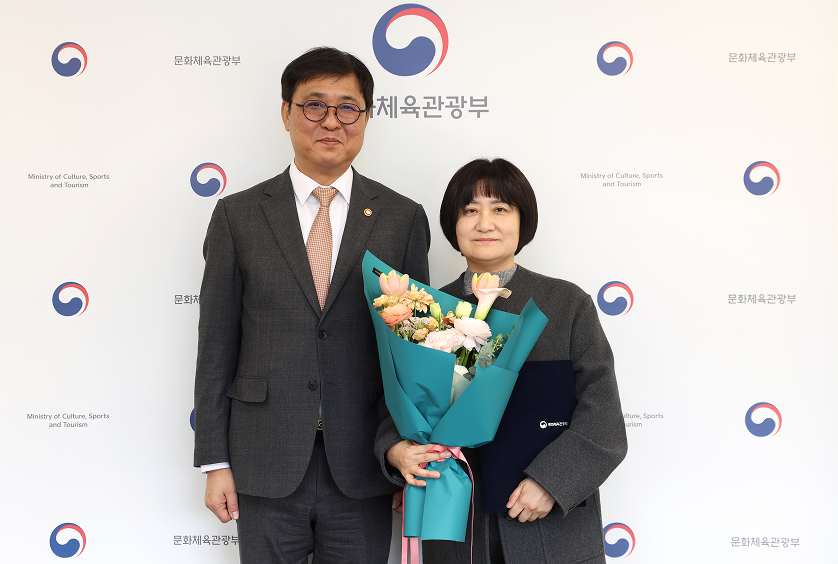 (왼쪽부터) 최휘영 문화체육관광부 장관, 모은영 신임 한국영상자료원장